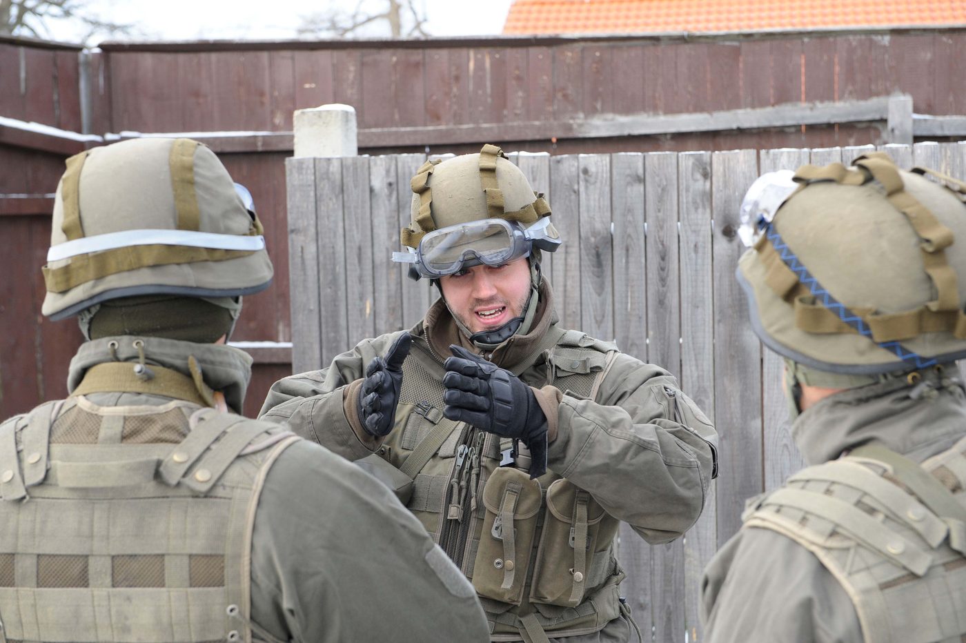 Ein Soldat weist zwei Kameraden vor einem Einsatz ein